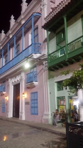 Façades rénovées à côté de taudis, La Habana Vieja